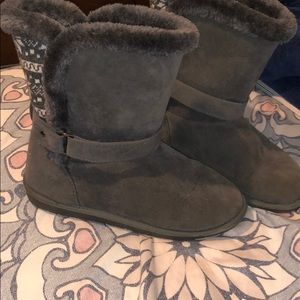 Comfy boots with sweater design